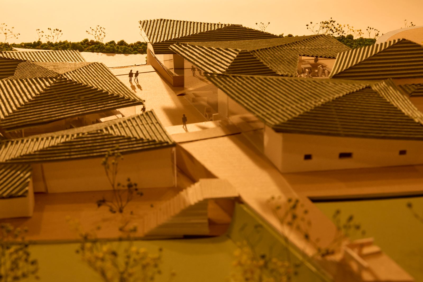 建築模型写真の作例 — トワイライトの情景撮影（瓦屋根の街並み）