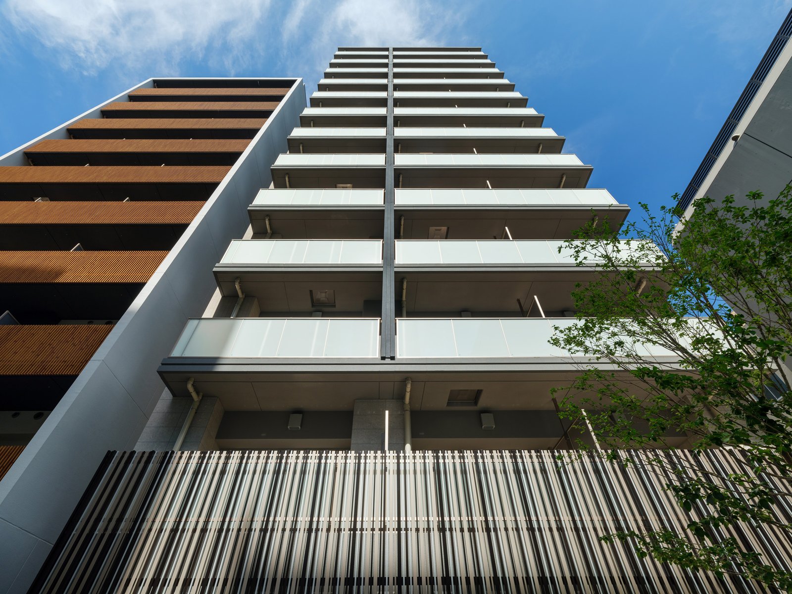 公共建築写真 — Multi-Family Residence / Facade