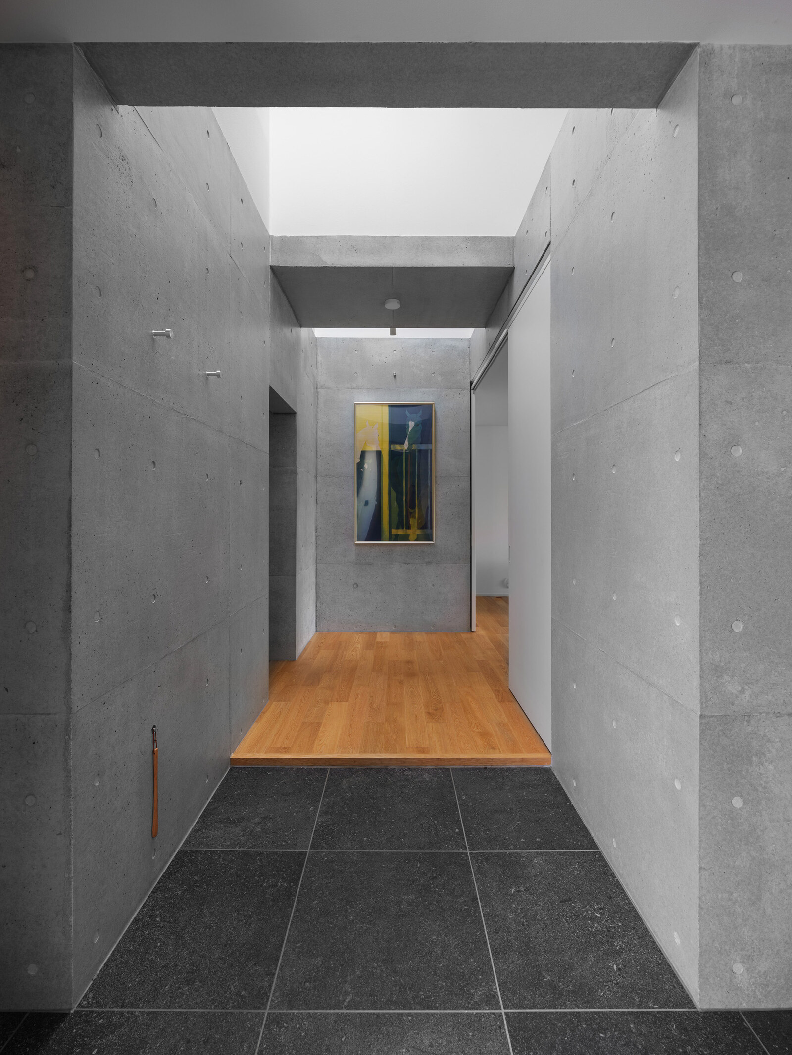 Couloir en béton avec œuvre encadrée, maison à Kinuta, Tokyo