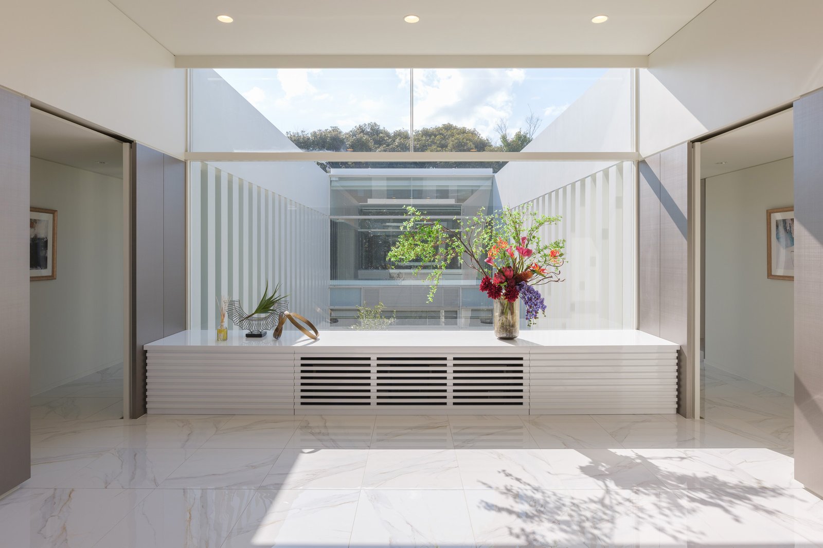 住宅建築写真 — Residential Entrance / Hall